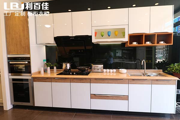 整體櫥柜定制不知道去哪？來利百佳全屋定制瞧瞧！